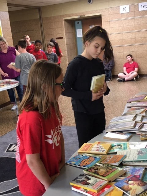 Students choosing books